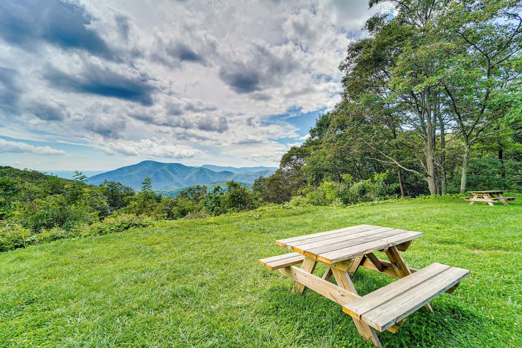 Wintergreen Resort Home w/ 2 Decks + Ski Access!