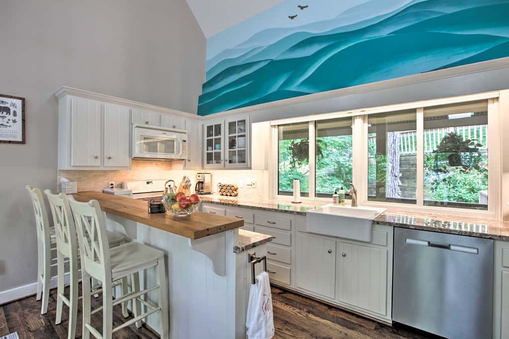 Wintergreen Resort Home w/ 2 Decks + Ski Access!