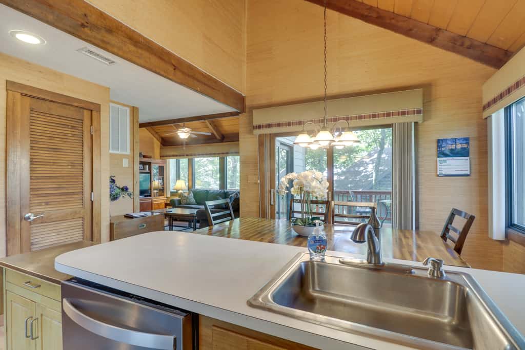 Wintergreen Home w/ Hot Tub, Deck & Mountain Views