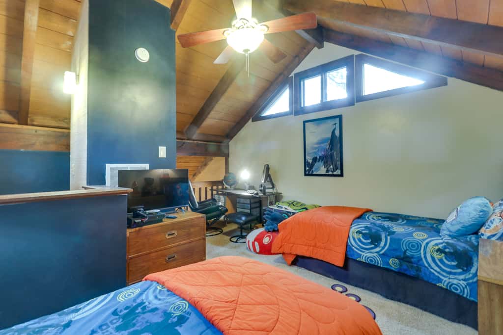 Wintergreen Home w/ Hot Tub, Deck & Mountain Views