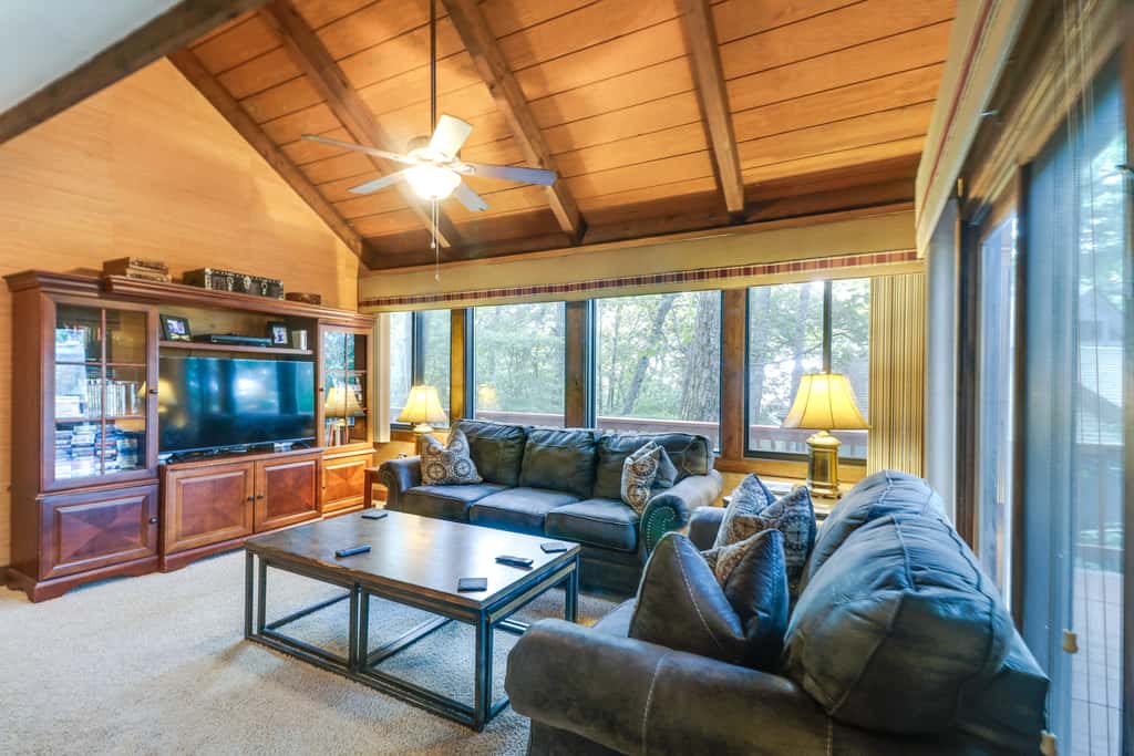 Wintergreen Home w/ Hot Tub, Deck & Mountain Views