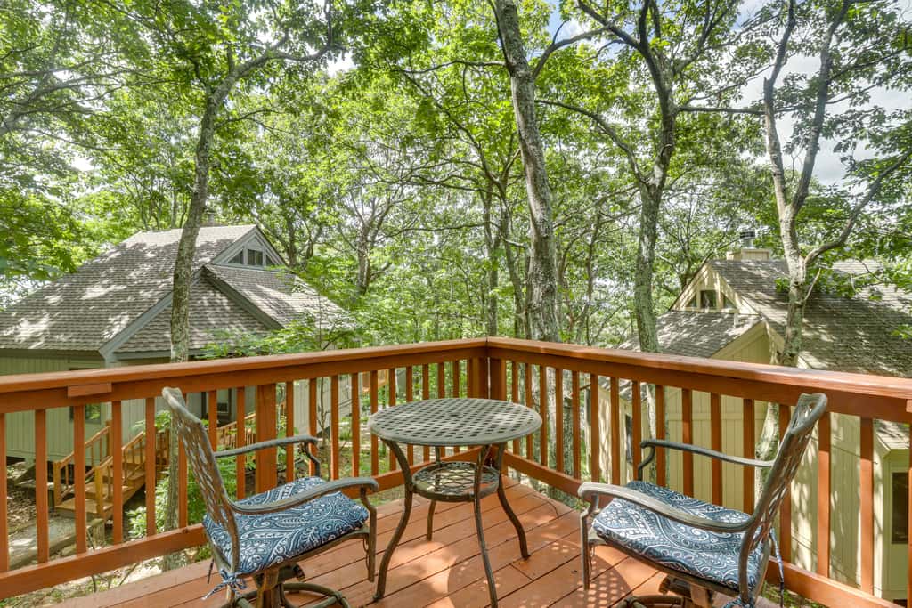 Wintergreen Home w/ Hot Tub, Deck & Mountain Views