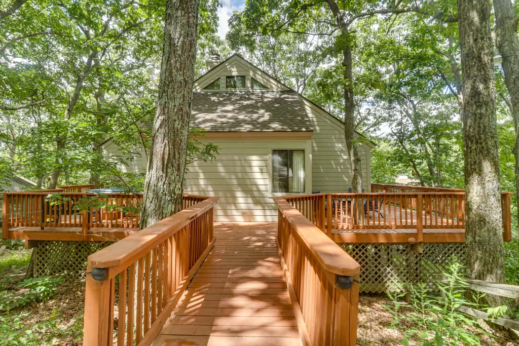 Wintergreen Home w/ Hot Tub, Deck & Mountain Views