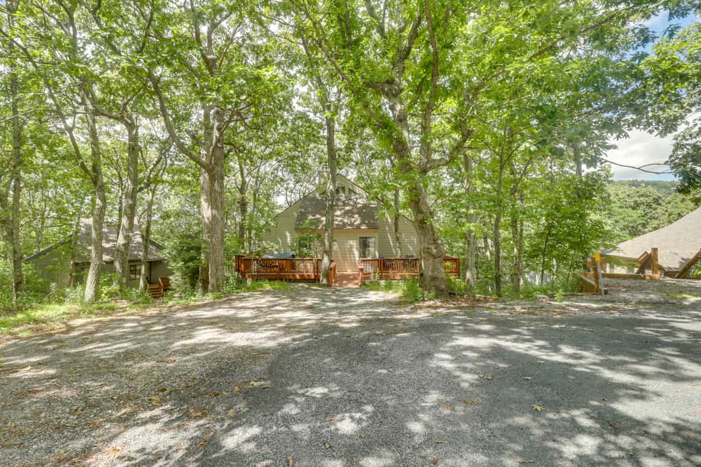 Wintergreen Home w/ Hot Tub, Deck & Mountain Views