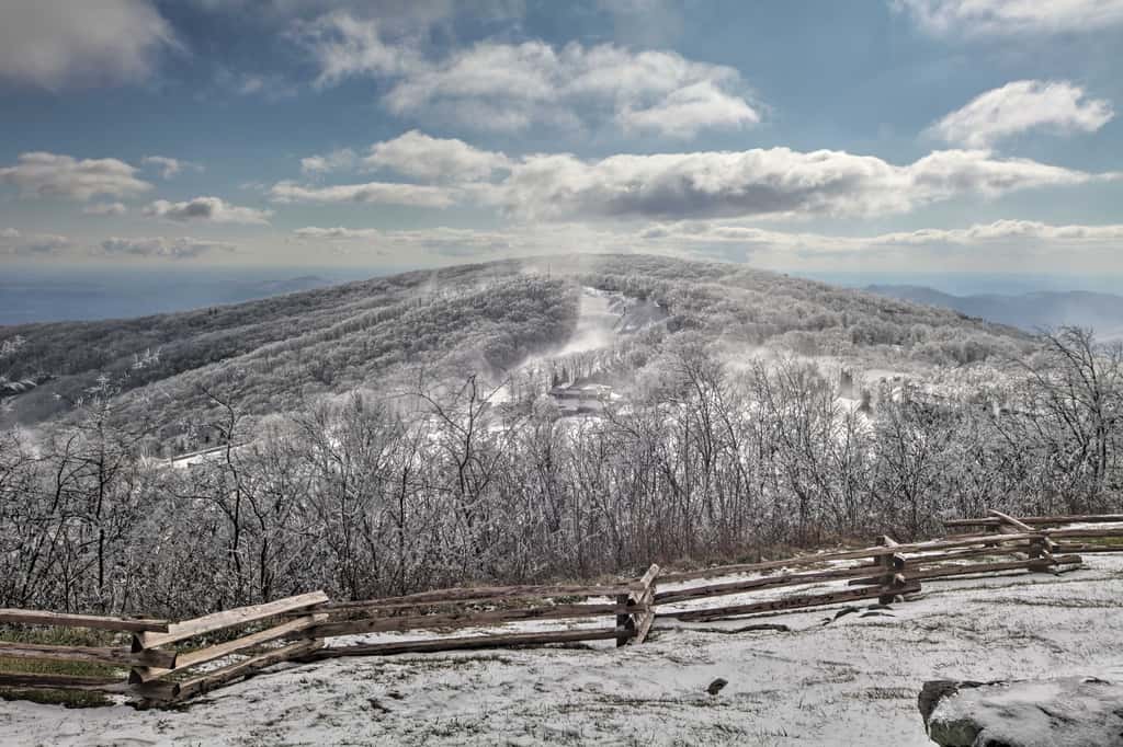Wintergreen Home w/ Hot Tub, Deck & Mountain Views