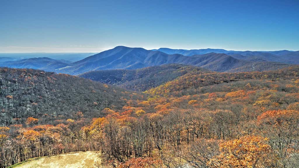 Wintergreen Home w/ Hot Tub, Deck & Mountain Views