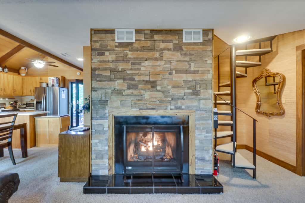 Wintergreen Home w/ Hot Tub, Deck & Mountain Views