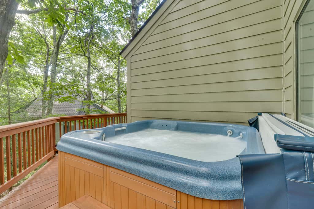 Wintergreen Home w/ Hot Tub, Deck & Mountain Views