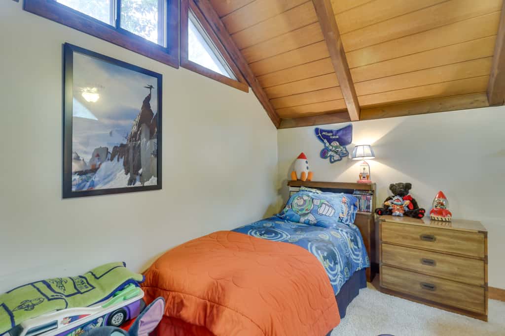 Wintergreen Home w/ Hot Tub, Deck & Mountain Views