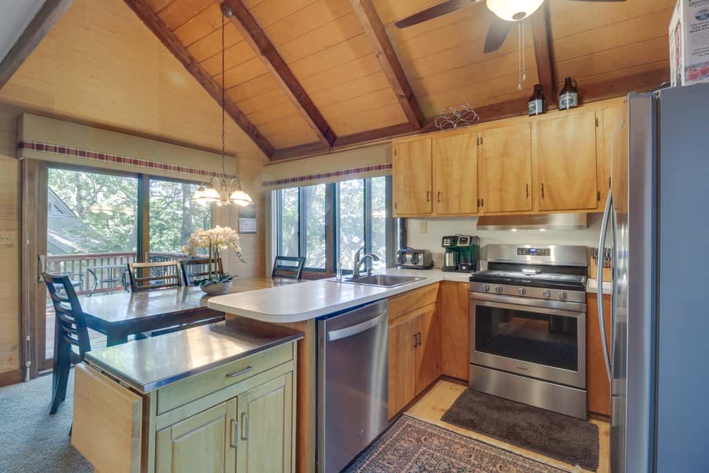 Wintergreen Home w/ Hot Tub, Deck & Mountain Views
