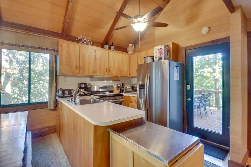 Wintergreen Home w/ Hot Tub, Deck & Mountain Views