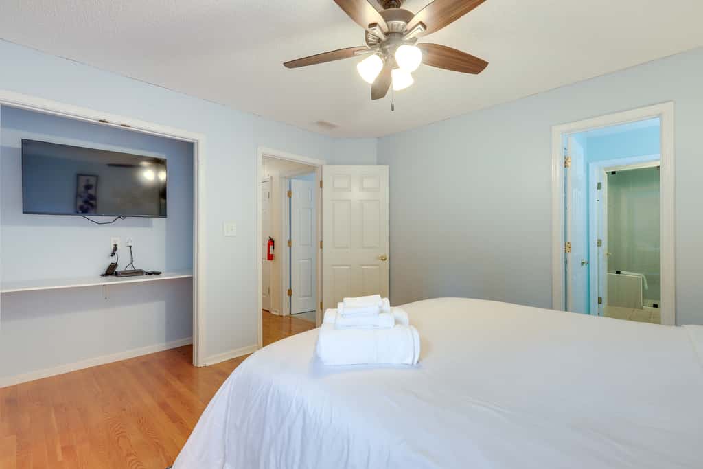 Spacious Stockbridge Manor: Pool Table, 2 Kitchens