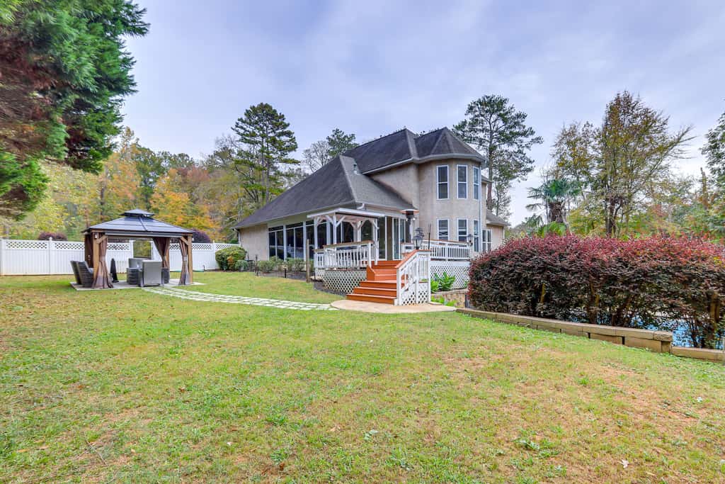 Spacious Stockbridge Manor: Pool Table, 2 Kitchens