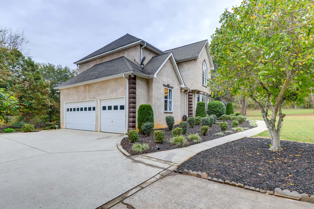 Spacious Stockbridge Manor: Pool Table, 2 Kitchens