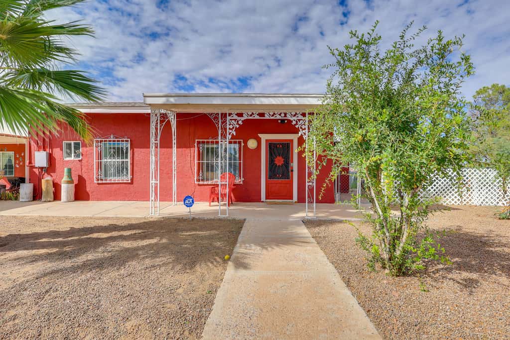 Walk Downtown: Authentic Adobe Home in Las Cruces!