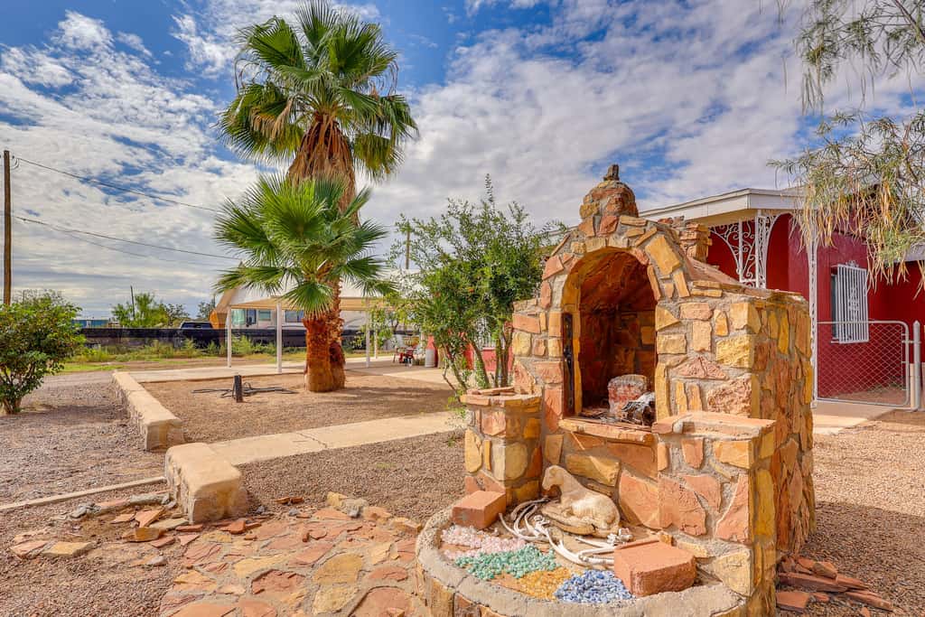 Walk Downtown: Authentic Adobe Home in Las Cruces!