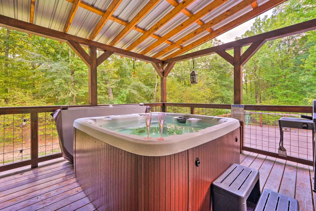 Pet-Friendly Home w/ Deck in Broken Bow!
