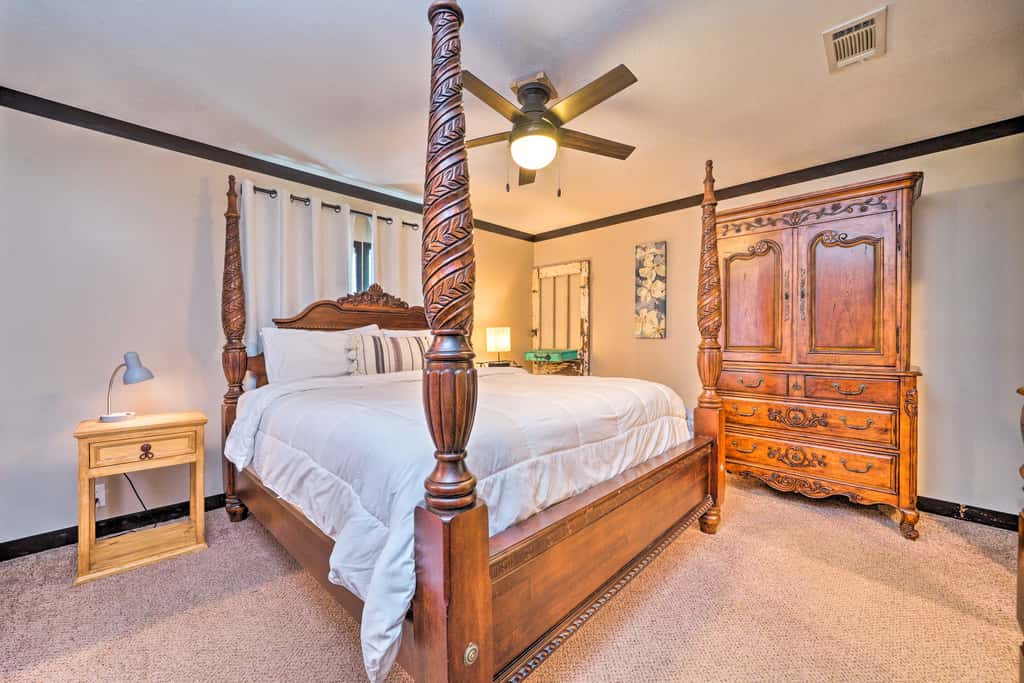 Pet-Friendly Home w/ Deck in Broken Bow!
