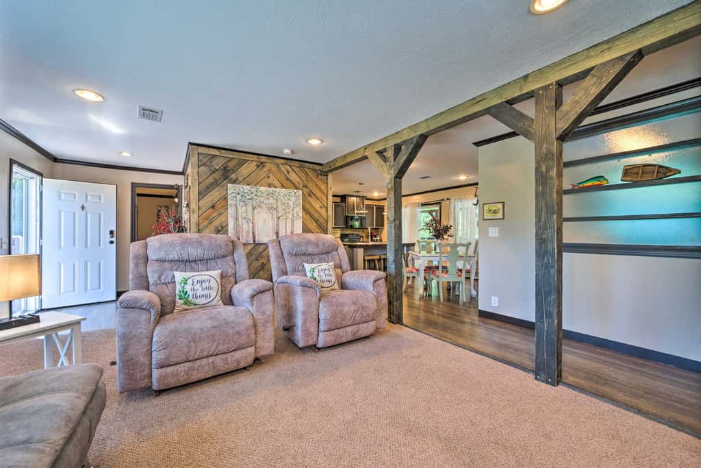 Pet-Friendly Home w/ Deck in Broken Bow!