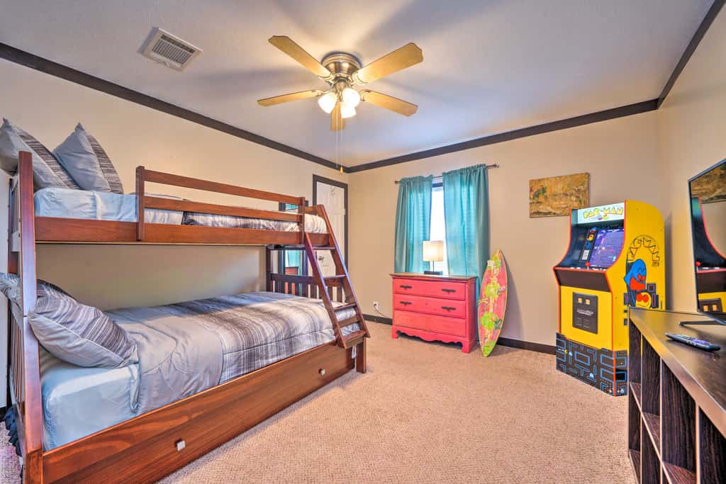 Pet-Friendly Home w/ Deck in Broken Bow!