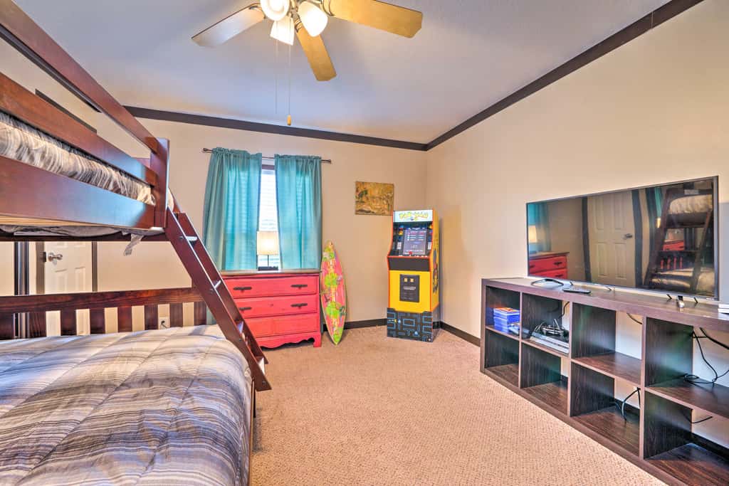 Pet-Friendly Home w/ Deck in Broken Bow!