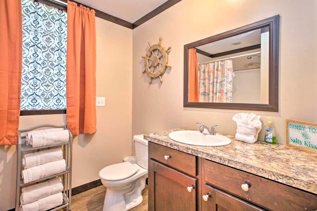 Pet-Friendly Home w/ Deck in Broken Bow!