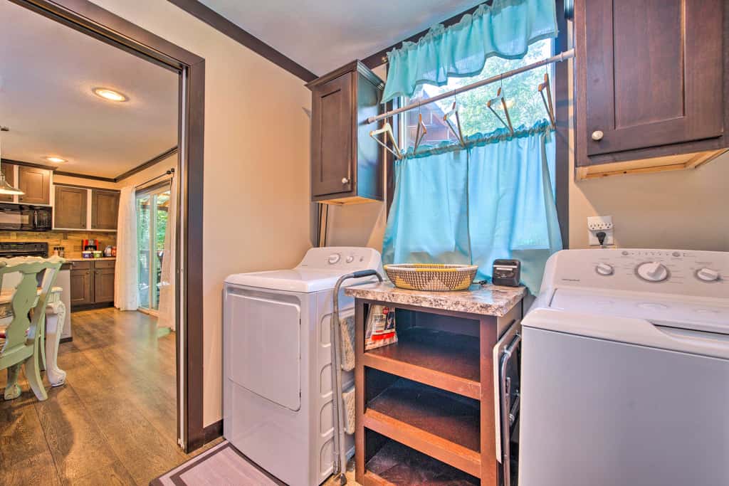 Pet-Friendly Home w/ Deck in Broken Bow!