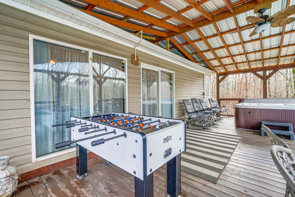 Pet-Friendly Home w/ Deck in Broken Bow!
