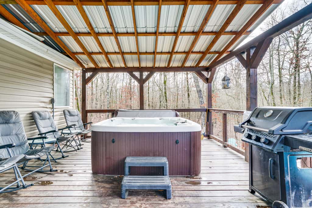 Pet-Friendly Home w/ Deck in Broken Bow!