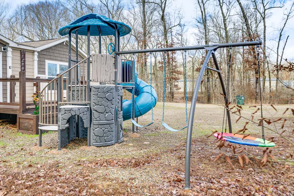 Pet-Friendly Home w/ Deck in Broken Bow!