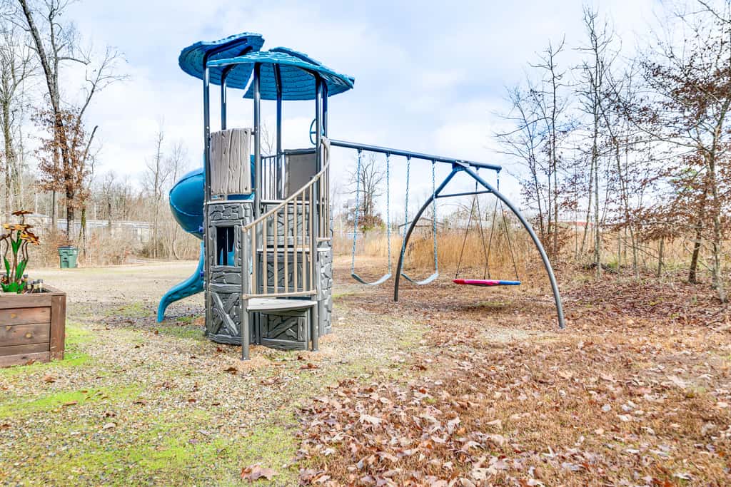 Pet-Friendly Home w/ Deck in Broken Bow!