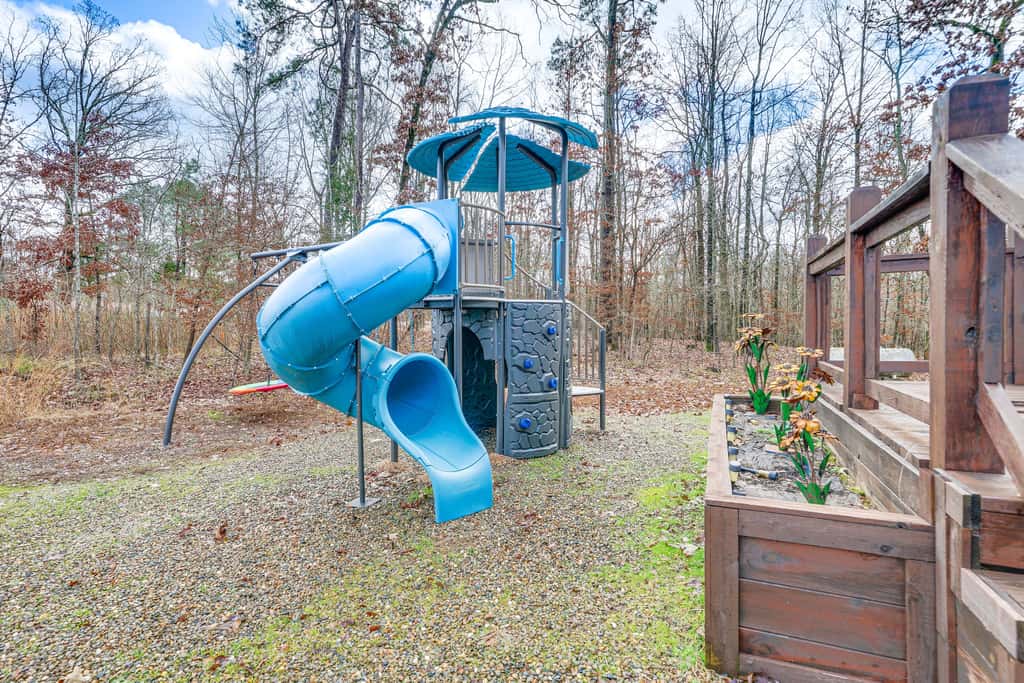Pet-Friendly Home w/ Deck in Broken Bow!
