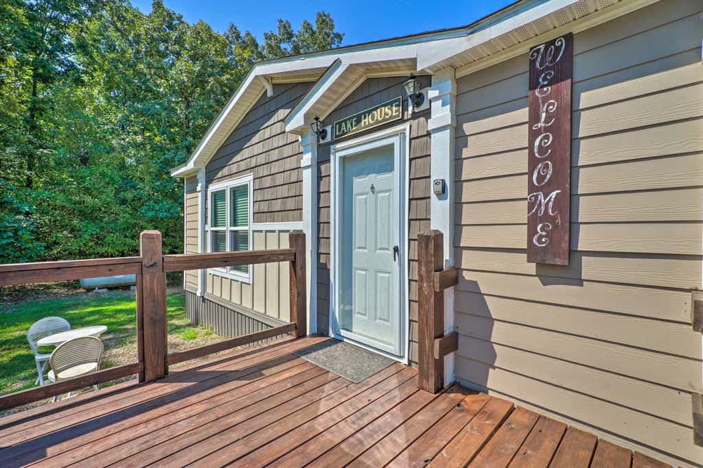 Pet-Friendly Home w/ Deck in Broken Bow!