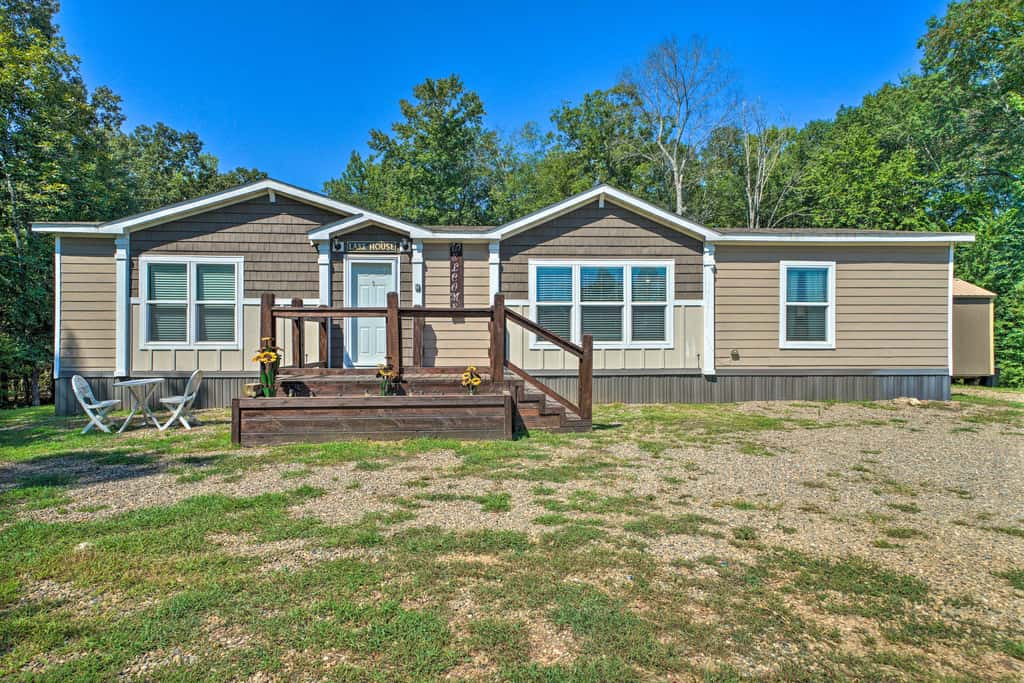 Pet-Friendly Home w/ Deck in Broken Bow!