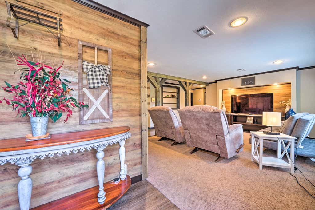 Pet-Friendly Home w/ Deck in Broken Bow!