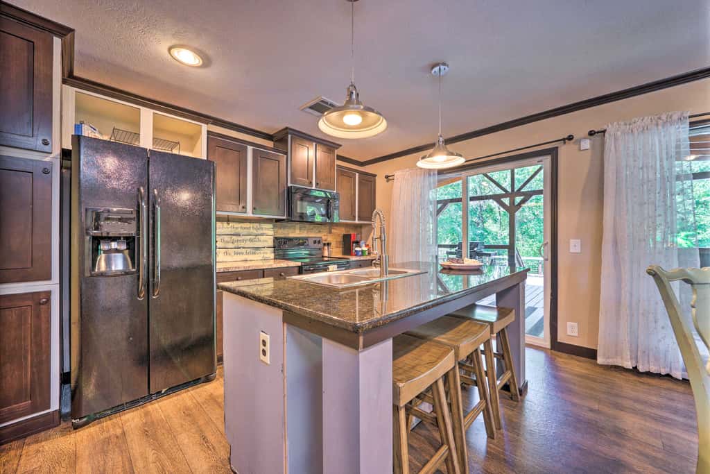 Pet-Friendly Home w/ Deck in Broken Bow!