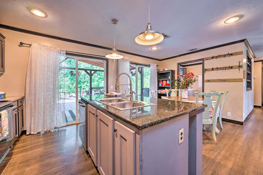 Pet-Friendly Home w/ Deck in Broken Bow!
