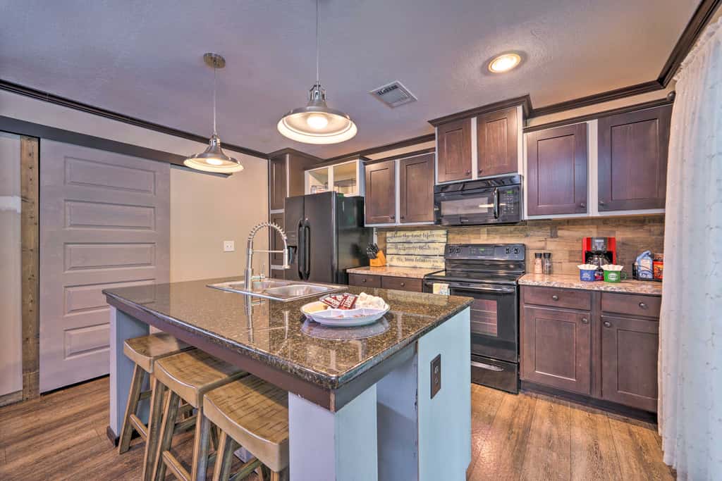 Pet-Friendly Home w/ Deck in Broken Bow!