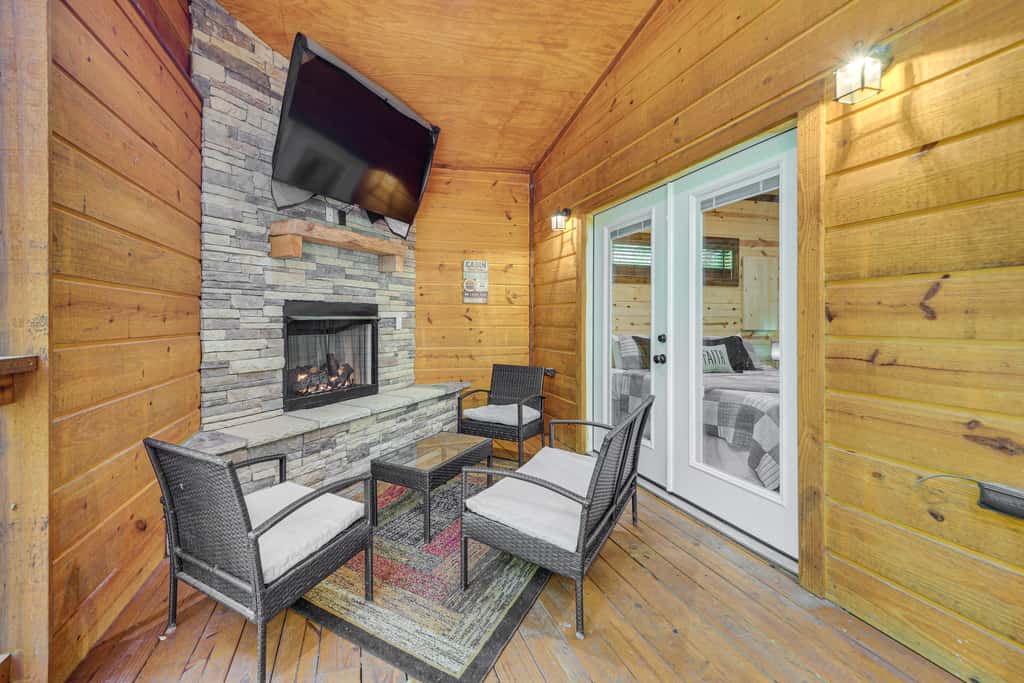 Private Hot Tub: Luxe Cabin in Broken Bow!