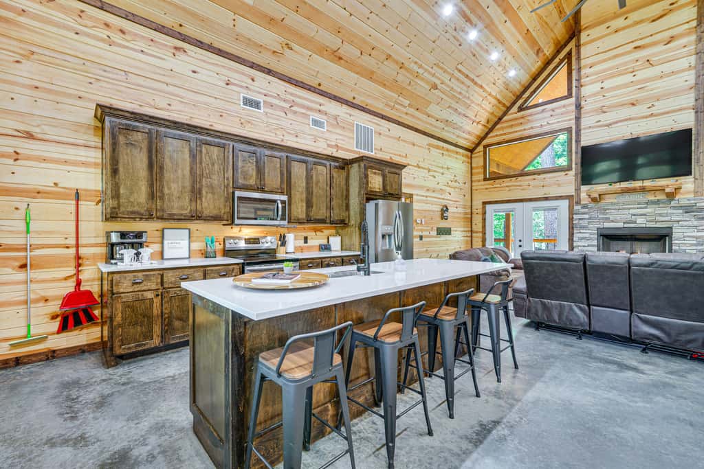 Private Hot Tub: Luxe Cabin in Broken Bow!