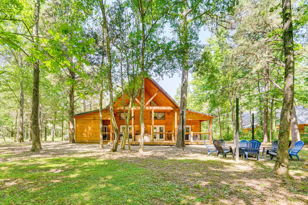 Private Hot Tub: Luxe Cabin in Broken Bow!