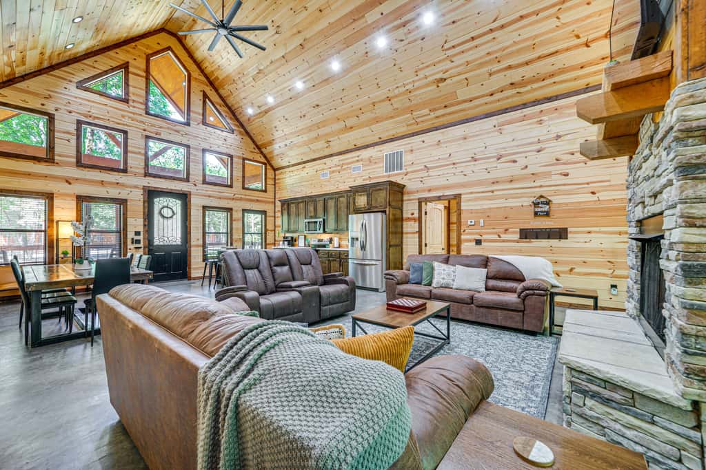 Private Hot Tub: Luxe Cabin in Broken Bow!