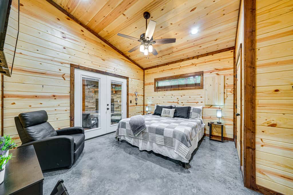 Private Hot Tub: Luxe Cabin in Broken Bow!