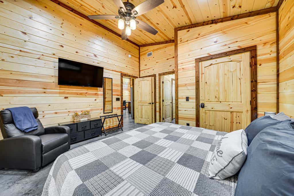 Private Hot Tub: Luxe Cabin in Broken Bow!