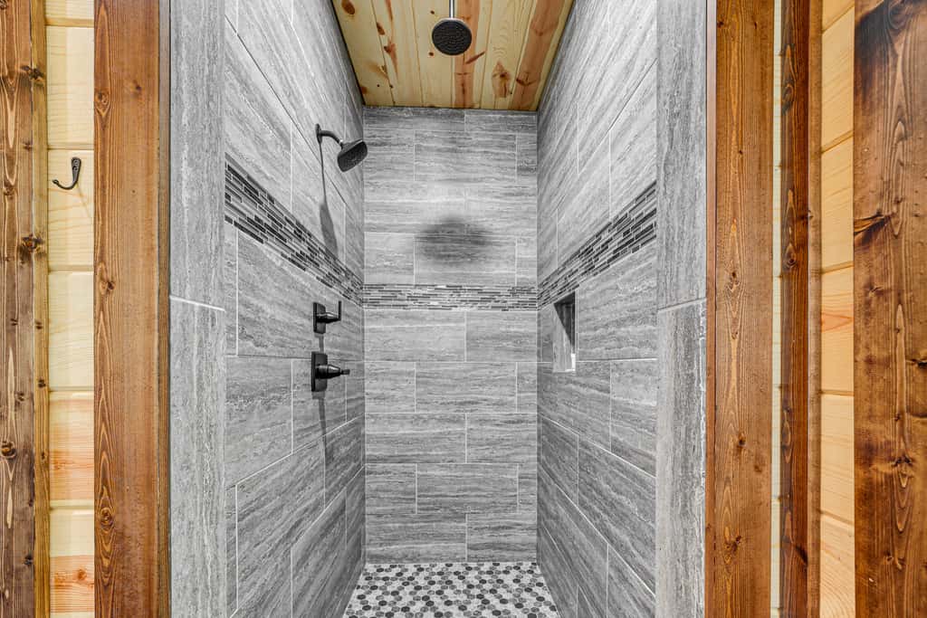 Private Hot Tub: Luxe Cabin in Broken Bow!