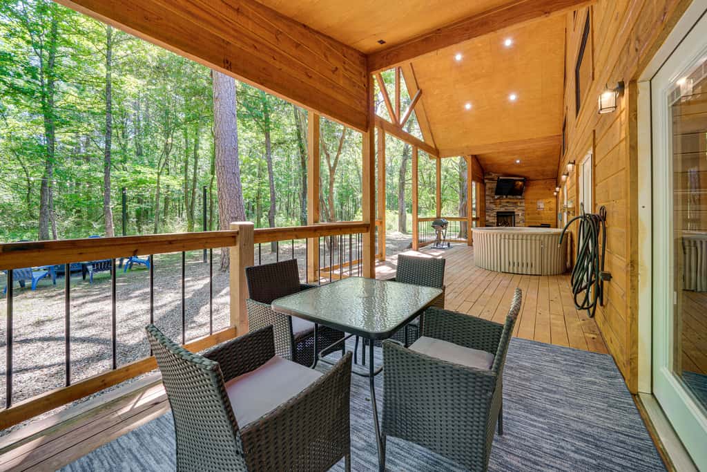 Private Hot Tub: Luxe Cabin in Broken Bow!