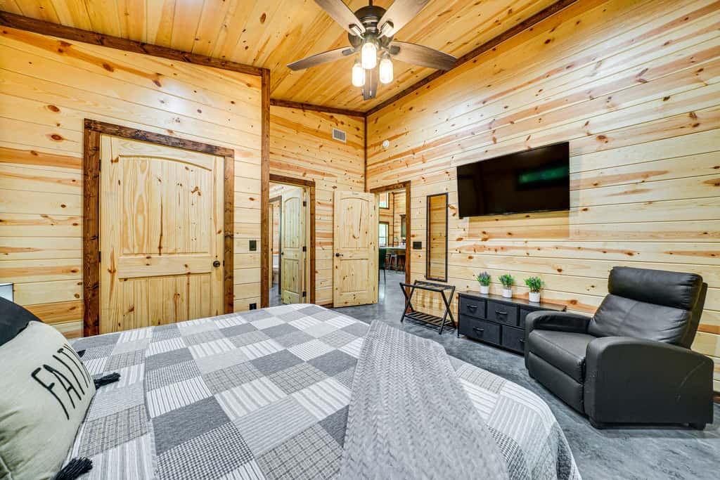 Private Hot Tub: Luxe Cabin in Broken Bow!