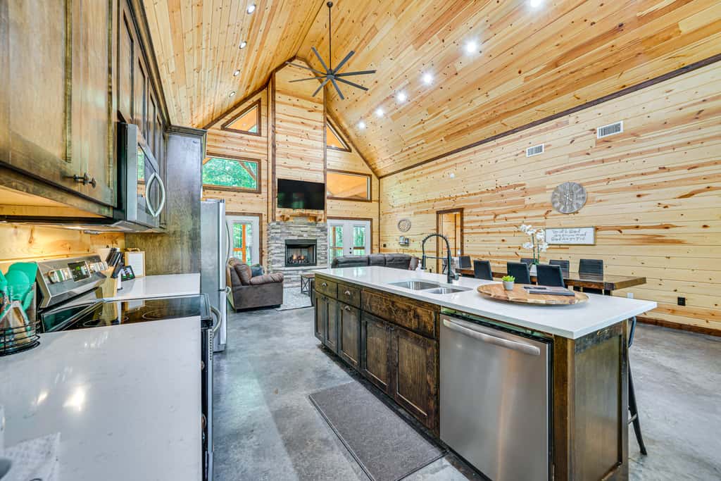 Private Hot Tub: Luxe Cabin in Broken Bow!