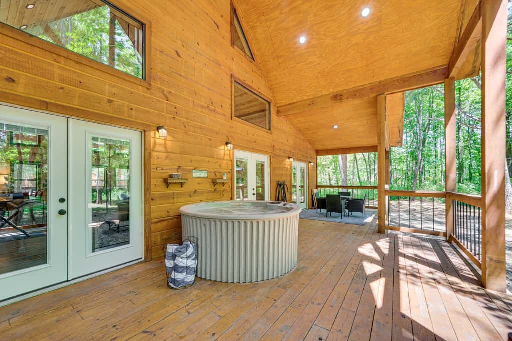 Private Hot Tub: Luxe Cabin in Broken Bow!