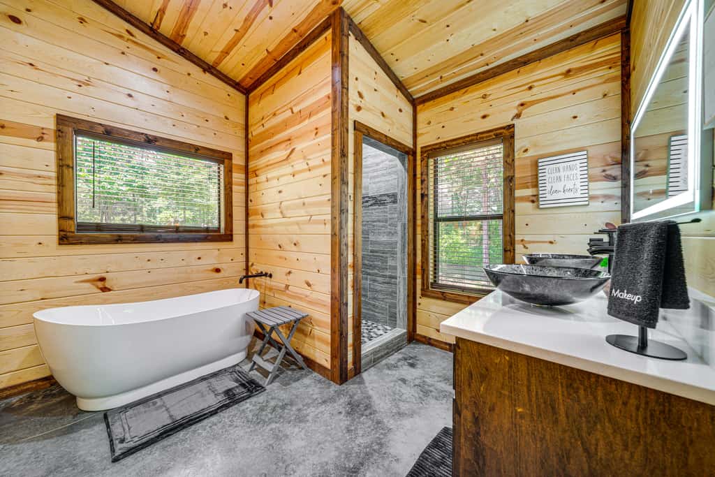 Private Hot Tub: Luxe Cabin in Broken Bow!